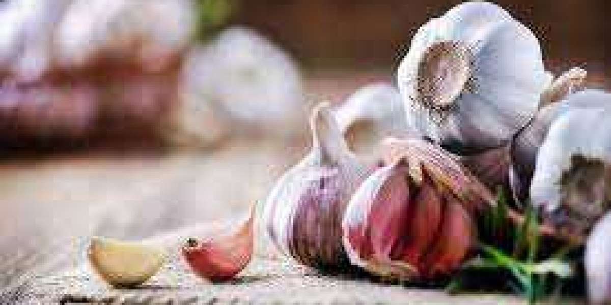 How much garlic should a man eat a day?