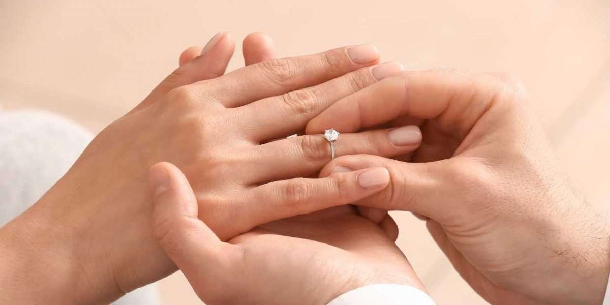 What Makes Moissanite a Popular Choice for Anniversary Bands in White Gold?