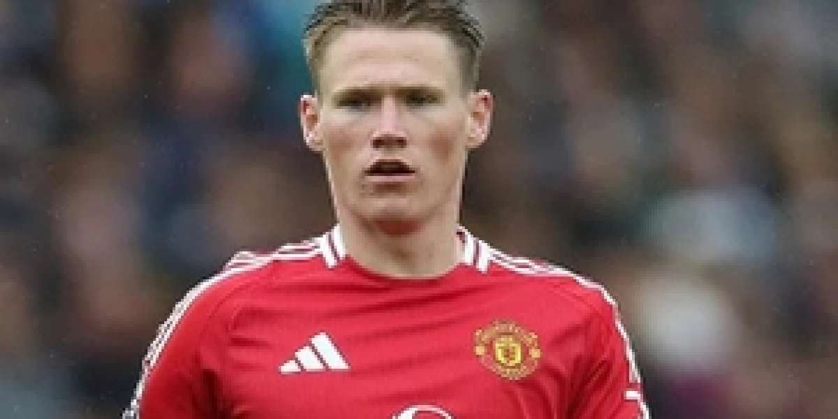 Rio Ferdinand không hài lòng khi MU bán Scott McTominay