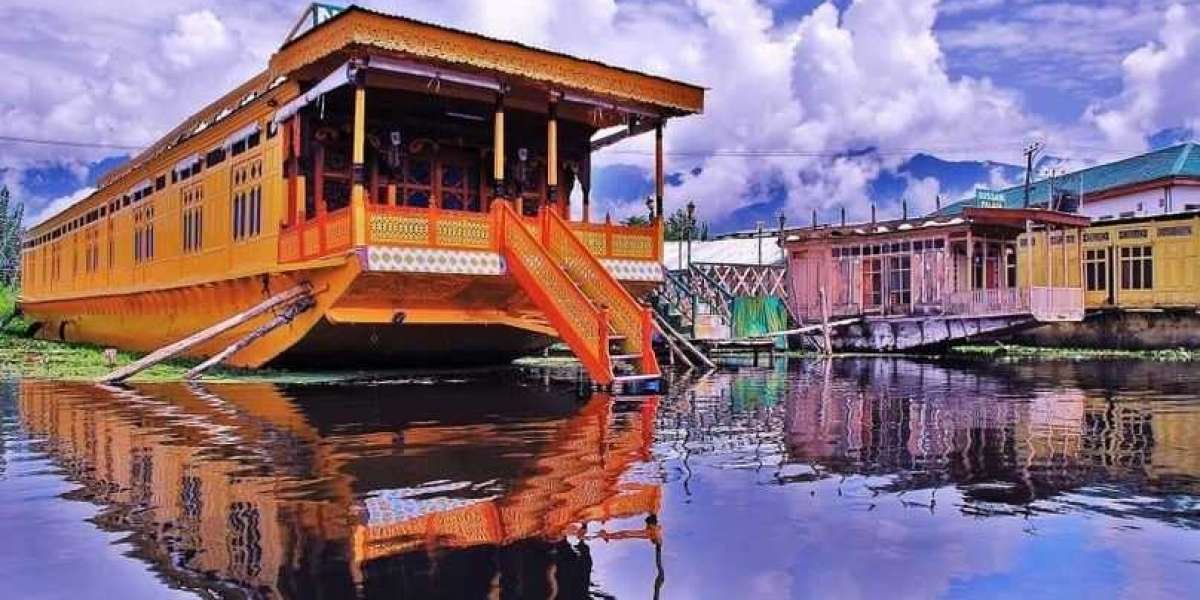 Stay on the Best Houseboats in Kashmir for an Unforgettable Experience